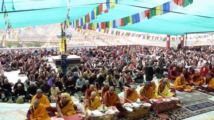 ༧སྐྱབས་རྗེ་ཟམ་གདོང་རིན་པོ་ཆེ་མཆོག་ནས་ལ་དྭགས་སེར་སྐྱ་མི་མང་ལ་བྱང་ཆུབ་ལམ་གྱི་རིམ་པར་ཤར་སྒོམ་བྱེད་ཚུལ་གྱི་བཀའ་ཆོས་གནང་བཞིན་པ།  པར་ཐད་གཏོང་ལས་བླངས། ༢༠༢༤།༠༦།༡༤