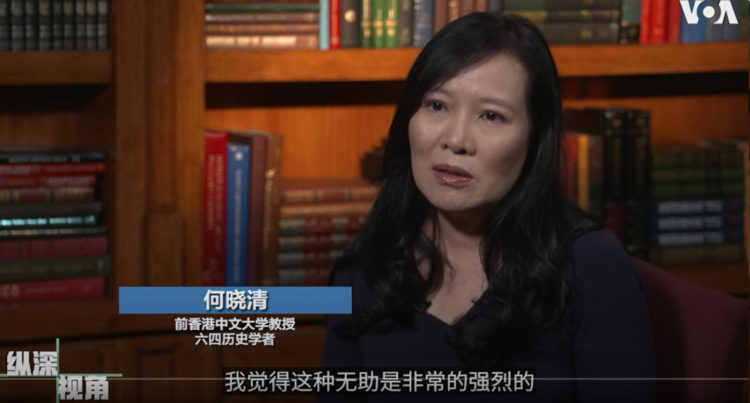 ཨ་རིའི་རླུང་འཕྲིན་རྒྱ་སྐད་སྡེ་ཚན་གྱིས་སློབ་དཔོན་ཆེན་མོ་ཧོ་ཞའོ་ཆིན་ལགས་སུ་བཅར་འདྲི་ཞུས་པ། བརྙན་པར།