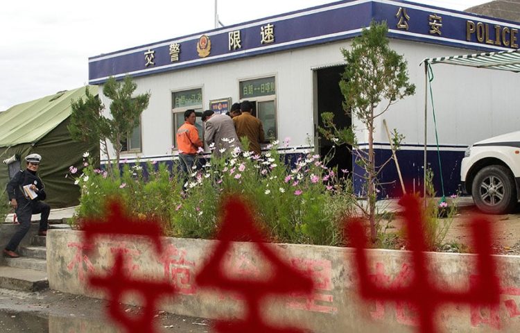 Police checkpoint, Gyantse, Tibet Autonomous Region. (Photo: Carlos Mel Bruno)
