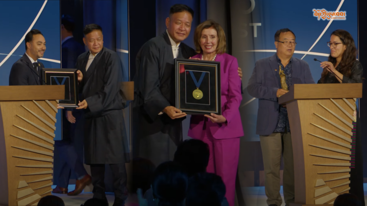 བོད་མིའི་སྒྲིག་འཛུགས་ཀྱི་སྲིད་སྐྱོང་སྤེན་པ་ཚེ་རིང་མཆོག་སོགས་ཀྱིས་གཟེངས་རྟགས་བཞེས་སྐབས།  བརྙན་པར་དུས་བབ་ཀྱིས་སྒྲིག་བཟོ་བྱས།