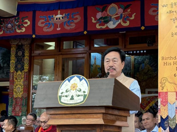 དམིགས་བསལ་སྐུ་མགྲོན་རྒྱ་གར་བྱང་ཤར་མངའ་སྡེ་ཨ་རུ་ན་ཅལ་ཁུལ་གྱི་གྲོས་ཚོགས་འོག་མའི་འཐུས་མི་སྐུ་ཞབས་ཏ་པིར་གྷའོ་ (Tapir Gao) ལགས་ཀྱིས་གསུང་བཤད་གནང་བཞིན་པ། ༢༠༢༤།༧།༦ དུས་བབ་ཀྱི་པར།