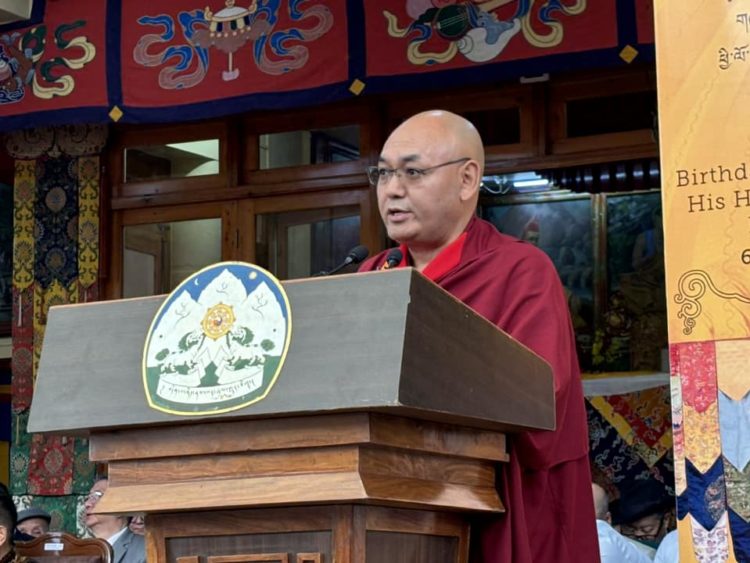 བོད་མི་མང་སྤྱི་འཐུས་ཚོགས་གཙོ་མཁན་པོ་བསོད་ནམས་བསྟན་འཕེལ་མཆོག་གིས་གསུང་བཤད་གནང་བཞིན་པ། ༢༠༢༤།༧།༦ དུས་བབ་ཀྱི་པར།