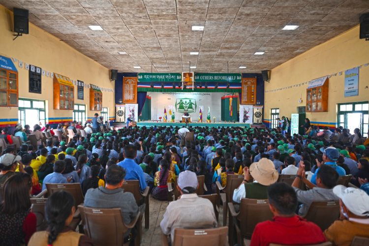 བོད་མིའི་སྒྲིག་འཛུགས་ཀྱི་སྲིད་སྐྱོང་སྤེན་པ་ཚེ་རིང་མཆོག་གིས་ལ་དྭགས་བོད་ཁྱིམ་དུ་འཚམས་གཟིགས་གནང་། བོད་མིའི་སྒྲིག་འཛུགས་ཀྱི་པར།