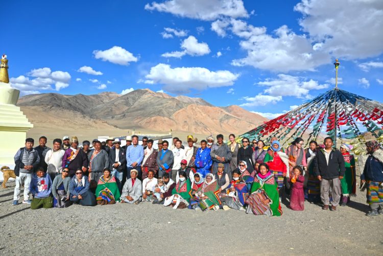 སྲིད་སྐྱོང་མཆོག་གིས་ལ་དྭགས་གླེ་བྱང་དུ་གཞུང་འབྲེལ་འཚམས་གཟིགས། བོད་མིའི་སྒྲིག་འཛུགས་ཀྱི་པར།