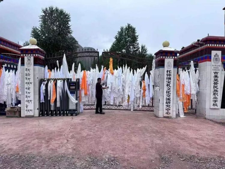 རྭ་རྒྱ་གངས་ལྗོངས་ཤེས་རིག་ནོར་བུའི་གླིང་གི་སྒོ་ཆེན་དུ་དགེ་སློབ་ཚོས་གྱེས་པའི་ཁ་བཏགས་འཐེན་པ།