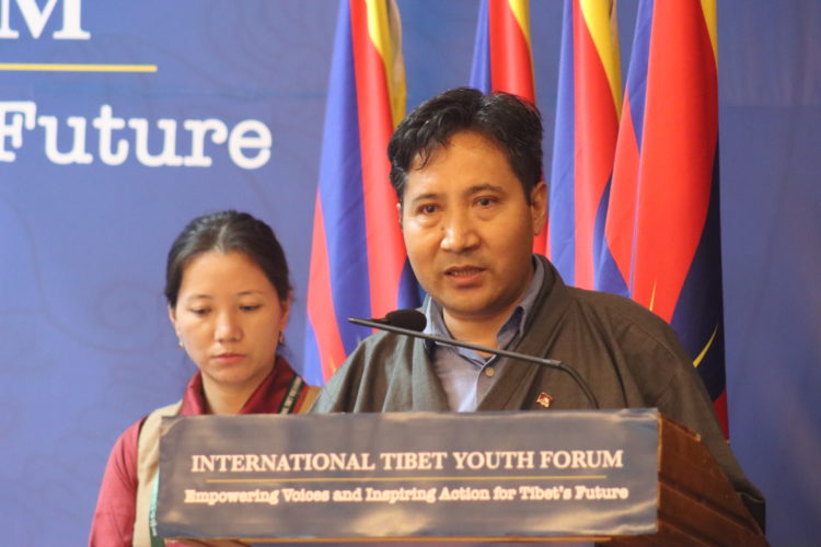 བོད་མིའི་སྒྲིག་འཛུགས་ཕྱི་དྲིལ་ལས་ཁུངས་ཀྱིས་གོ་སྒྲིག་གནང་བའི་རྒྱལ་སྤྱིའི་བོད་ཀྱི་གཞོན་སྐྱེས་ཚོགས་ཆེན་ཐེངས་གཉིས་པའི་མཇུག་སྡོམ་མཛད་སྒོར་ཀརྨ་ཆོས་དབྱིངས་ལགས་ནས་གསུང་བཤད་གནང་། 
པར་དབང་། བོད་ཀྱི་དུས་བབ་གསར་ཁང་། ༢༠༢༤།༠༧།༠༥