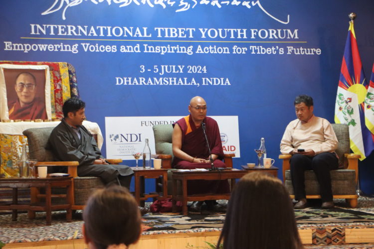 དེ་རིང་ཉིན་རྒྱབ་ཆུ་ཚོད་ ༢ ཙམ་ནས་བོད་མིའི་སྒྲིག་འཛུགས་ཕྱི་དྲིལ་ལས་ཁུངས་ཀྱིས་གོ་སྒྲིག་གནང་བའི་རྒྱལ་སྤྱིའི་བོད་ཀྱི་གཞོན་སྐྱེས་ཚོགས་ཆེན་ཐེངས་གཉིས་པའི་མཇུག་སྡོམ་མཛད་སྒོ་འཚོགས་སོང་།
པར་དབང་། བོད་ཀྱི་དུས་བབ་གསར་ཁང་། ༢༠༢༤།༠༧།༠༥