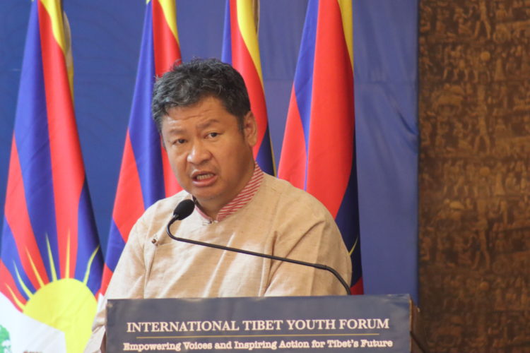 ་བོད་མིའི་སྒྲིག་འཛུགས་ཕྱི་དྲིལ་ལས་ཁུངས་ཀྱིས་གོ་སྒྲིག་གནང་བའི་རྒྱལ་སྤྱིའི་བོད་ཀྱི་གཞོན་སྐྱེས་ཚོགས་ཆེན་ཐེངས་གཉིས་པའི་མཇུག་སྡོམ་མཛད་སྒོར་མགྲིན་ཚབ་པ་བསྟན་འཛིན་ལེགས་བཤད་ལགས་ཀྱིས་གསུང་བཤད་གནང་། 
པར་དབང་། བོད་ཀྱི་དུས་བབ་གསར་ཁང་། ༢༠༢༤།༠༧།༠༥