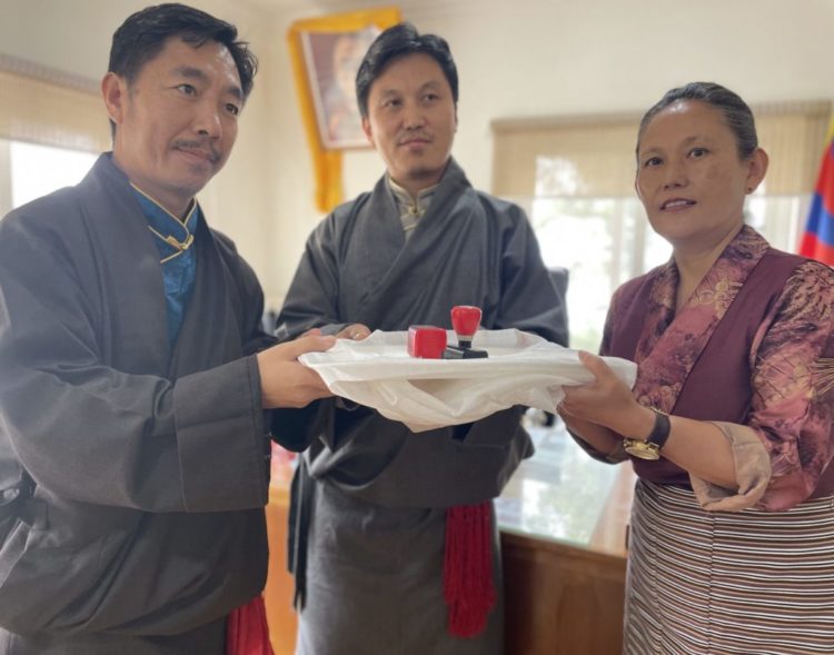 འཕྲོད་བསྟེན་དྲུང་ཆེ་གསར་རྙིང་བརྗེ་ལེན་ལེགས་པར་གྲུབ་སྟེ་དྲུང་ཆེ་བྱམས་པ་ཕུན་ཚོགས་ལགས་ཀྱིས་འཕྲོད་བསྟེན་ལས་ཁུངས་ཀྱི་དྲུང་ཡིག་ཆེན་མོའི་ལས་འགན་འཁུར་མགོ་ཚུགས།
པར་དབང་། བོད་མིའི་རང་དབང་།