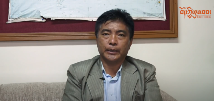 དཔེ་ཟུར་དབང་འདུས་ཚེ་རིང་མཆོག་ལ་ཕྱི་ལོ་ ༢༠༡༨ ཟླ་ ༧ ཚེས་ ༢༧ ཉིན་དུས་བབ་གསར་ཁང་གི་བཅར་འདྲིའི་སྐབས་ཀྱི་པར།