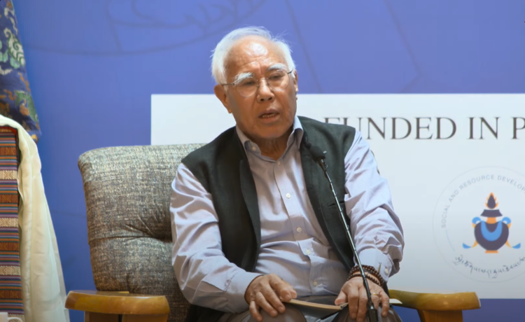 བཀའ་ཟུར་བསྟན་པ་ཚེ་རིང་ལགས་ཀྱིས་གསུང་བཤད་གནང་བཞིན་པ། ཐད་གཏོང་ནས་པར་བླངས།