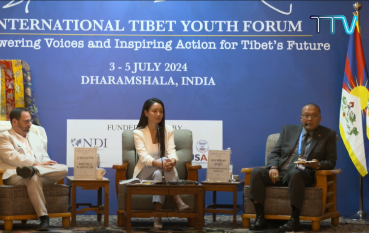 རྒྱལ་སྤྱིའི་བོད་ཀྱི་གཞོན་སྐྱེས་ཚོགས་ཆེན་དུ་གསུང་བཤད་གནང་བཞིན་པ། ཐད་གཏོང་ནས་པར་བླངས།