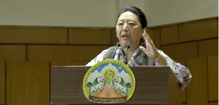 སྲིད་ཚབ་རྒྱ་རི་སྒྲོལ་མ་མཆོག་ནས་བོད་མིའི་སྒྲིག་འཛུགས་ཀྱིས་ཨ་རིའི་གཞུང་འབྲེལ་གྱི་བོད་རྒྱའི་དཀའ་རྙོག་སེལ་ཐབས་ཀྱི་སྲིད་ཇུས་གཏན་འབེབ་བྱུང་བར་གཞུང་འབྲེལ་རྟེན་འབྲེལ་མཛད་སྒོར་གསུང་བཤད་གནང་། ཨེ་ཤ་ཡ་རང་དབང་རླུང་འཕྲིན་ཁང་གི་པར། ༢༠༢༤།༠༧།༡༧