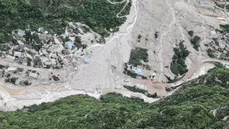 བོད་དར་རྩེ་མདོའི་ནང་རི་ཉིལ་ས་རུད་ཆུ་ལོག་གི་གཏོར་སྐྱོན་ཐེབས་འདུག དྲ་ལམ་གྱི་པར།