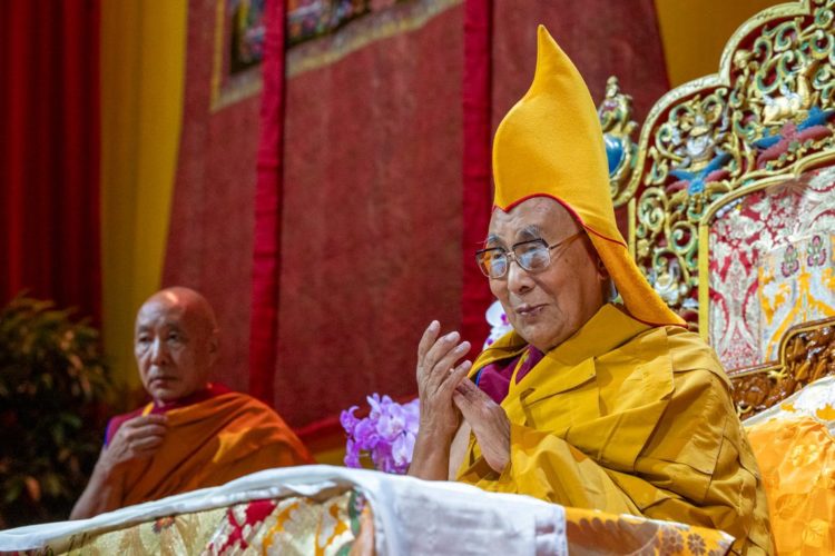 ཡུ་རོབ་བོད་རིགས་ཐུན་མོང་ནས་༧གོང་ས་མཆོག་ལ་བརྟན་བཞུགས་བསྟར་འབུལ་ཞུས།
སྐུ་པར་། རྒྱལ་བ་རིན་པོ་ཆེའི་དྲ་རྒྱ།