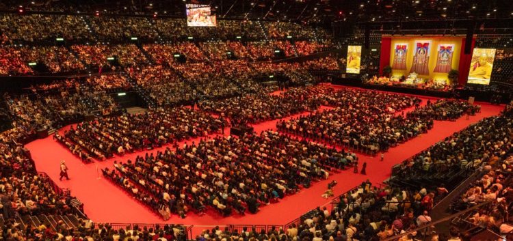 ཡུ་རོབ་བོད་རིགས་ཐུན་མོང་ནས་༧གོང་ས་མཆོག་ལ་བརྟན་བཞུགས་བསྟར་འབུལ་ཞུས། སྐུ་པར། རྒྱལ་བ་རིན་པོ་ཆེའི་དྲ་རྒྱ།