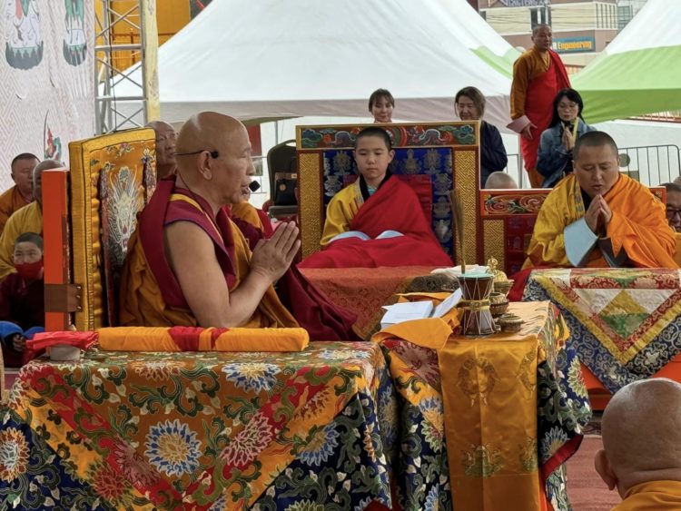 ༧སྐྱབས་རྗེ་བྱ་དོ་རིན་པོ་ཆེ་མཆོག་ནས་སོག་ཡུལ་དགའ་ལྡན་ཐེག་ཆེན་གླིང་དུ་དུས་འཁོར་དབང་ཆེན་གནང་བཞིན་པ། ༢༠༢༤།༠༨།༡༢-༢༡ བར། པར་འབྲེལ་ཡོད་ནས་མཁོ་སྤྲོད་གནང་།