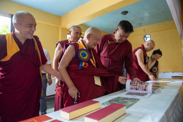 ༧སྐྱབས་རྗེ་ཀིརྟི་རིན་པོ་ཆེ་མཆོག་དང་སྲིད་སྐྱོང་མཆོག བོད་མི་མང་སྤྱི་འཐུས་ཚོགས་གཙོ་མཁན་པོ་བསོད་ནམས་བསྟན་འཕེལ་མཆོག་དང་ཚོགས་གཞོན་སྒྲོལ་མ་ཚེ་རིང་མཆོག་སོགས་ནས་ཕྱག་དཔེ་འགྲེམས་སྟོན་ལ་གཟིགས་བཞིན་པ། ༢༠༢༤།༠༨།༢༤ བོད་མིའི་སྒྲིག་འཛུགས་ཀྱི་པར།