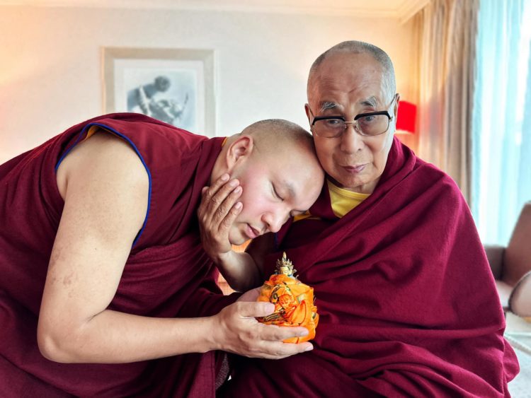 ༧གོང་ས་རྒྱལ་བ་རིན་པོ་ཆེ་མཆོག་དང་༧དཔལ་རྒྱལ་བ་ཀརྨ་པ་རྣམ་གཉིས་ཀྱི་མཇལ་འཕྲད། ༧དཔལ་རྒྱལ་བ་ཀརྨ་པ་མཆོག་གི་ངོ་དེབ་ཀྱི་སྐུ་པར།