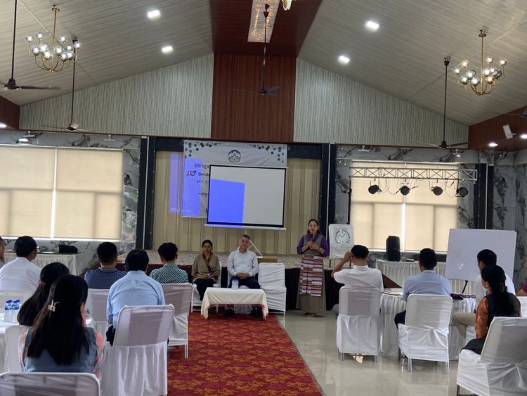 དེ་རིང་དང་སང་ཉིན་ཉིན་གྲངས་གཉིས་རིང་དྷ་ས་དྷེབ་དྷར་མགྲོན་ཁང་ (Hotel Devdar) དུ་བུད་མེད་ནུས་སྟོབས་གོང་སྤེལ་ཚན་པས་ཕོ་མོ་འདྲ་མཉམ་གྱི་འདུ་ཤེས་སྤེལ་ཐབས་ཀྱི་གོ་རྟོགས་ཟབ་སྦྱོང་འཚོག་བཞིན་འདུག