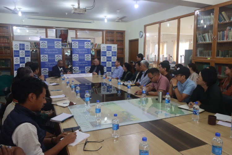 རྒྱ་གར་གྱི་གཞུང་ཚབ་ཟུར་པ་སྐུ་ཞབས་དྷི་ལི་པ་སིངྷ་ལགས་ཀྱིས་བོད་ནང་བཙན་རྒྱལ་བའི་ཆབ་སྲིད་རྩེད་མོ་ཞེས་པའི་ཐོག་གཏམ་བཤད་གནང་བཞིན་པ། དུས་བབ་ཀྱི་པར། ༢༠༢༤།༠༨།༡༤