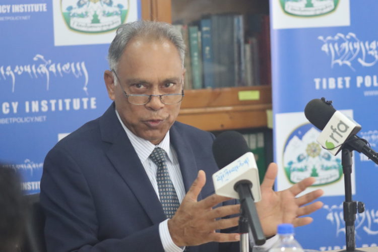 རྒྱ་གར་གྱི་གཞུང་ཚབ་ཟུར་པ་སྐུ་ཞབས་དྷི་ལི་པ་སིངྷ་ལགས་ཀྱིས་བོད་ནང་བཙན་རྒྱལ་བའི་ཆབ་སྲིད་རྩེད་མོ་ཞེས་པའི་ཐོག་གཏམ་བཤད་གནང་བཞིན་པ། དུས་བབ་ཀྱི་པར། ༢༠༢༤།༠༨།༡༤