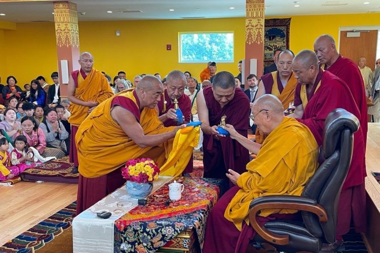 ༧གོང་ས་མཆོག་ནེའུ་ཡོག་ཨི་ཐ་ཁའི་རྣམ་རྒྱལ་གྲྭ་ཚང་དུ་ཆིབས་སྒྱུར་བསྐྱངས་ཏེ་ཆོས་འབྲེལ་དང་བཀའ་སློབ་བསྩལ། དགའ་ལྡན་ཕོ་བྲང་གི་སྐུ་པར། ༢༠༢༤།༠༨།༡༦