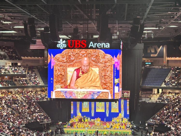 ཕྱི་ལོ་ ༢༠༢༤ ཟླ་ ༠༨ ཚེས་ ༢༢ ཉིན་ཨ་རིའི་ནིའུ་ཡོག་ཡུག་བྷི་ཨེ་སི་ཨ་རེ་ནཱ་རྩེད་རའི(UBS ARENA) ནང་དུ། བྱང་ཨ་རིའི་བོད་མི་དང་།  སོག་རིགས།  ཧི་མ་ལ་ཡའི་རི་རྒྱུད་ཁུལ་གྱི་དད་ལྡན་སེར་སྐྱ་མི་མང་ནས་༧གོང་ས་རྒྱལ་བ་རིན་པོ་ཆེ་མཆོག་ལ་མཚོན་དོན་བརྟན་བཞུགས་བསྟར་འབུལ་ཞུས།