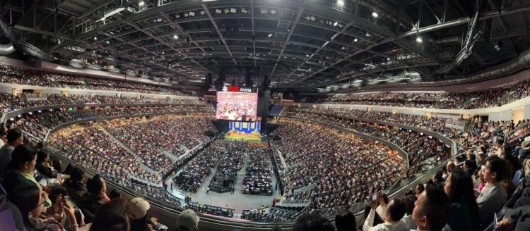 ཕྱི་ལོ་ ༢༠༢༤ ཟླ་ ༠༨ ཚེས་ ༢༢ ཉིན་ཨ་རིའི་ནིའུ་ཡོག་ཡུག་བྷི་ཨེ་སི་ཨ་རེ་ནཱ་རྩེད་རའི(UBS ARENA) ནང་དུ། བྱང་ཨ་རིའི་བོད་མི་དང་།  སོག་རིགས།  ཧི་མ་ལ་ཡའི་རི་རྒྱུད་ཁུལ་གྱི་དད་ལྡན་སེར་སྐྱ་མི་མང་ནས་༧གོང་ས་རྒྱལ་བ་རིན་པོ་ཆེ་མཆོག་ལ་མཚོན་དོན་བརྟན་བཞུགས་བསྟར་འབུལ་ཞུས།