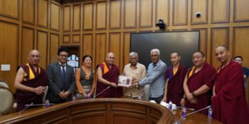 བོད་མི་མང་སྤྱི་འཐུས་ལྷན་ཚོགས་ཀྱི་ཚོགས་ཆུང་ཞིག་གིས་ལྡི་ལིར་བོད་དོན་ཞུ་སྐུལ་གནང་སྐབས། བོད་མི་མང་སྤྱི་འཐུས་ལྷན་ཚོགས་ཀྱི་པར།