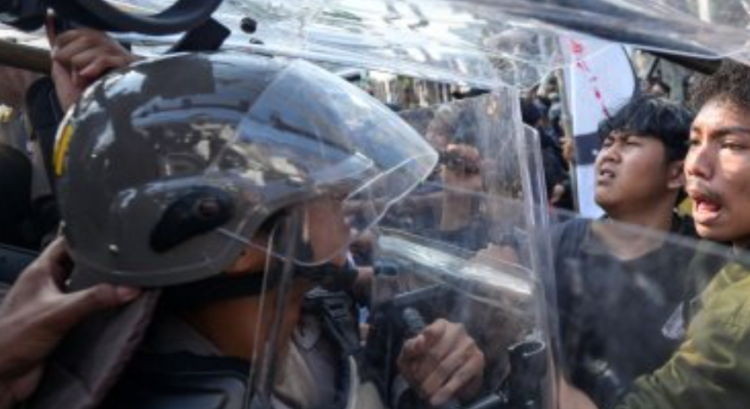 RSF condemns police violence against several journalists covering a protest in Indonesia. Photo:BAY ISMOYO/AFP