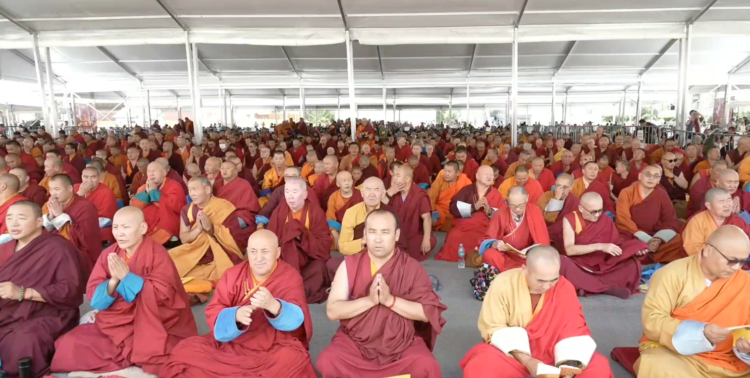 སོག་ཡུལ་དགའ་ལྡན་ཐེག་ཆེན་གླིང་དུ་དུས་འཁོར་དབང་ཆེན་ཞུ་རུ་ཡུལ་དེའི་སེར་སྐྱ་མི་མང་དང་ཕྱོགས་ཡོང་དད་ལྡན་དོན་གཉེར་ཅན་སྟོང་ཕྲག་འགའ་འཛོམས་ཡོད་འདུག པར་འབྲེལ་ཡོད་ནས་མཁོ་སྤྲོད་གནང་།