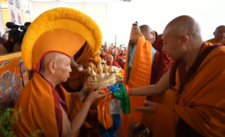 སོག་ཡུལ་སེར་སྐྱ་མི་མང་ནས་༧སྐྱབས་རྗེ་བྱ་དོ་རིན་པོ་ཆེ་མཆོག་ལ་བརྟན་བཞུགས་བསྟར་འབུལ་ཞུས། པར་སོག་ཡུལ་དགའ་ལྡན་ཐེག་ཆེན་གླིང་གི་ཐད་གཏོང་ལས་བླངས། ༢༠༢༤།༠༨།༢༢