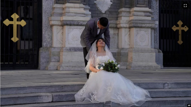 རྒྱ་ནག་པེ་ཅིན་གྱི་ཝང་ཧྥུ་ཅིན་ལྷ་ཁང་མདུན་དུ་གཉེན་སྒྲིག་གི་པར་ལེན་བཞིན་པ། ༢༠༢༠།༡༢།༢༥