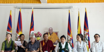 དྷ་ས་ས་གནས་མགོ་འཛིན་ཚོགས་ཁང་དུ་གཞུང་འབྲེལ་མ་ཡིན་པའི་ཚོགས་པ་ཁག་བརྒྱད་ཀྱིས་ངོ་རྒོལ་བསྒྲགས་གཏམ་སྤེལ་བ། དུས་བབ་ཀྱི་པར། ༢༠༢༤།༩།༢༣