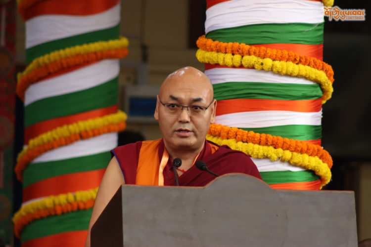 ཚོགས་གཙོ་མཁན་པོ་བསོད་ནམས་བསྟན་འཕེལ་མཆོག་ནས་མོན་ཡུལ་མི་མང་གིས་གོ་སྒྲིག་ཞུས་པའི་༧གོང་ས་མཆོག་གི་གོ་སྟོན་སྲུང་གཙིའི་སྐབས་གསུང་བཤད་གནང་། བོད་ཀྱི་དུས་བབ་གསར་ཁང་གི་པར། ༠༧།༠༩།༢༠༢༤