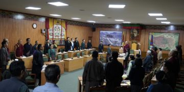 བོད་མི་མང་སྤྱི་འཐུས་ལྷན་ཚོགས་ཀྱི་གྲོས་ཚོགས་ཚོགས་དུས་བརྒྱད་པ་དེ་དབུ་འཛུགས་གནང་སོང་། བོད་མི་མང་སྤྱི་འཐུས་ལྷན་ཚོགས་ཀྱི་པར། ༡༡།༠༩།༢༠༢༤