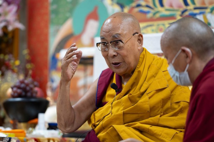 ༧གོང་ས་མཆོག་ནས་དགེ་འདུན་པ་དང་བཙུན་མར་དགེ་ཚུལ་གྱི་སྡོམ་པ་འབོག་ཆོག་མཛད། དགའ་ལྡན་ཕོ་བྲང་གི་སྐུ་པར།