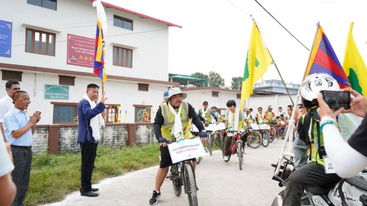 བདེ་སྐྱིད་གླིང་ནས་ལྡི་ལི་བར་དུ་བོད་དོན་རྐང་འཁོར་སྐོར་སྐྱོད་ཀྱི་ལས་འགུལ་སྤེལ་བཞིན་འདུག