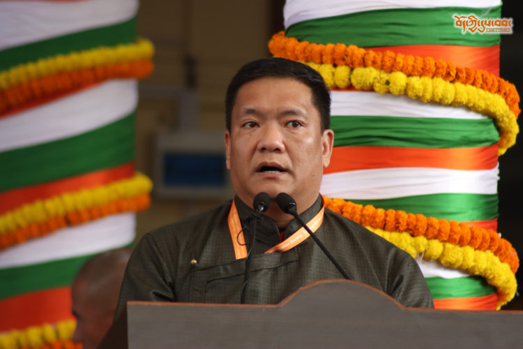 ཨ་རུ་ན་ཅལ་མངའ་སྡེའི་སྤྱི་ཁྱབ་བློན་ཆེན་པདྨ་མཁའ་འགྲོ་མཆོག་ནས་མོན་ཡུལ་མི་མང་གིས་གོ་སྒྲིག་ཞུས་པའི་༧གོང་ས་མཆོག་གི་གོ་སྟོན་སྲུང་གཙིའི་སྐབས་གསུང་བཤད་གནང་། བོད་ཀྱི་དུས་བབ་གསར་ཁང་གི་པར། ༠༧།༠༩།༢༠༢༤