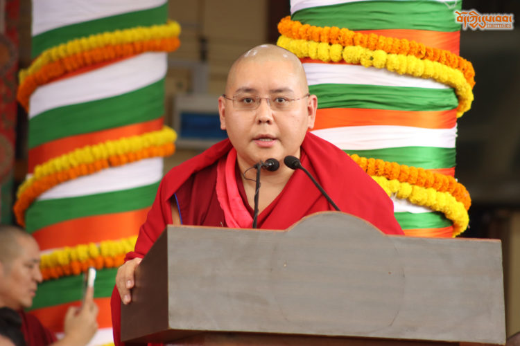 སྐྱབས་རྗེ་གླིང་རིན་པོ་ཆེ་མཆོག་ནས་མོན་ཡུལ་མི་མང་གིས་གོ་སྒྲིག་ཞུས་པའི་༧གོང་ས་མཆོག་གི་གོ་སྟོན་སྲུང་གཙིའི་སྐབས་གསུང་བཤད་གནང་། བོད་ཀྱི་དུས་བབ་གསར་ཁང་གི་པར། ༠༧།༠༩།༢༠༢༤