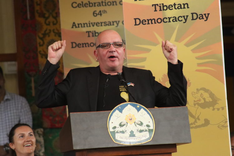 ཨི་སོ་ཊོ་ནི་ཡ་གྲོས་ཚོགས་འཐུས་མི་ཡུལ་ཇུ་ཀུ་ཀལ་ལེ་རེ་ཌི་(Juku Kalle Raid ) ལགས་ཀྱིས་རྒྱ་གཞུང་ལ་ངོ་རྒོལ་ཡོད་པའི་བསྒྲགས་གཏམ་སྤེལ། བོད་ཀྱི་དུས་བབ་གསར་ཁང་གི་པར།