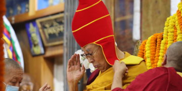 ༧གོང་ས་མཆོག་ལ་བོད་ཀྱི་བུད་མེད་ལྷན་ཚོགས་དང་། བོད་ཀྱི་རྒྱལ་ས་ལྷ་སའི་མཐུན་གྲོགས་རྫོང་ཁག  ཌལ་ཧོར་སློབ་ཟུར་བཅས་ཀྱིས་བརྟན་བཞུགས་བསྟར་འབུལ་ཞུས་སོང་། བོད་ཀྱི་དུས་བབ་གསར་ཁང་གི་པར། ༢༠༢༤།༩།༡༨