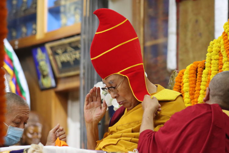 ༧གོང་ས་མཆོག་ལ་བོད་ཀྱི་བུད་མེད་ལྷན་ཚོགས་དང་། བོད་ཀྱི་རྒྱལ་ས་ལྷ་སའི་མཐུན་གྲོགས་རྫོང་ཁག  ཌལ་ཧོར་སློབ་ཟུར་བཅས་ཀྱིས་བརྟན་བཞུགས་བསྟར་འབུལ་ཞུས་སོང་། བོད་ཀྱི་དུས་བབ་གསར་ཁང་གི་པར། ༢༠༢༤།༩།༡༨