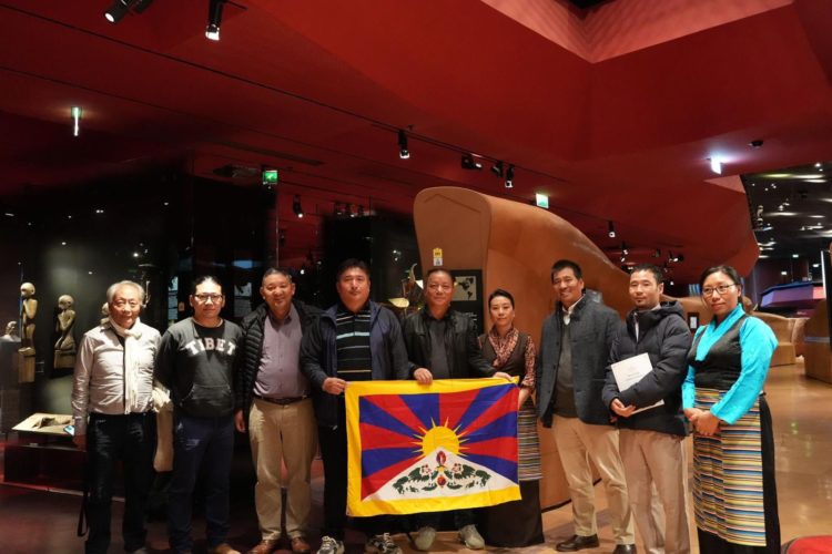 བྷེ་རན་ལི་འགྲེམས་སྟོན་ཁང་གི་སྐུ་ཚབ་ཁེ་ལི་མེན་ཊི་ལགས་དང་ཧྥ་རན་སི་བོད་རིགས་ཚོགས་པའི་ཚོགས་གཙོ་པདྨ་རིན་ཆེན་ལགས། སྦར་སིལ་སྐུ་ཚབ་དོན་གཅོད་སོགས་གླེང་སློང་གནང་བཞིན་པ། ༢༠༢༤།༩།༢༥ པར་འབྲེལ་ཡོད་ཀྱིས་མཁོ་སྤྲོད་གནང་།