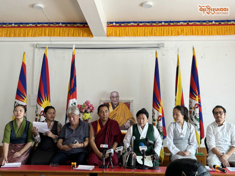 དྷ་ས་ས་གནས་མགོ་འཛིན་ཚོགས་ཁང་དུ་གཞུང་འབྲེལ་མ་ཡིན་པའི་ཚོགས་པ་ཁག་བརྒྱད་ཀྱིས་ངོ་རྒོལ་བསྒྲགས་གཏམ་སྤེལ་བ། དུས་བབ་ཀྱི་པར། ༢༠༢༤།༩།༢༣