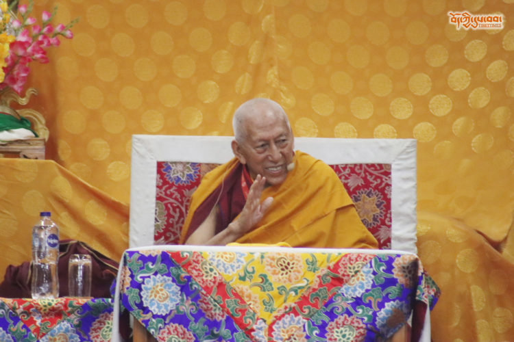 སློབ་དཔོན་ཟམ་གདོང་རིན་པོ་ཆེ་མཆོག་གིས་མོན་ཡུལ་གྱི་དད་ལྡན་མི་མང་ལ་སྤྱན་རས་གཟིགས་ཀྱི་བླ་མའི་རྣལ་འབྱོར་གྱི་ཆོས་འགྲེལ་བསྩལ། ༢༠༢༤།༩།༦ དུས་བབ་ཀྱི་པར།