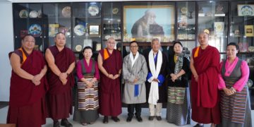 དབུས་འོས་བསྡུའི་འགན་འཛིན་དང་ལས་བྱེད་འདེམས་ལྷན་གྱི་ཚོགས་མིས་དམ་འབུལ་ཞུས། བོད་མི་མང་སྤྱི་འཐུས་ལྷན་ཚོགས་ཀྱི་པར།