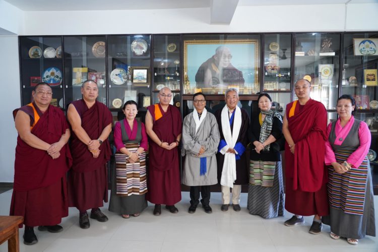 དབུས་འོས་བསྡུའི་འགན་འཛིན་དང་ལས་བྱེད་འདེམས་ལྷན་གྱི་ཚོགས་མིས་དམ་འབུལ་ཞུས། བོད་མི་མང་སྤྱི་འཐུས་ལྷན་ཚོགས་ཀྱི་པར།