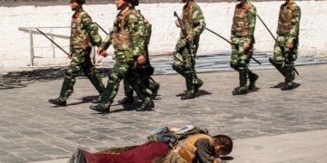 A Tibetan pilgrim in Lhasa (© Carlos Brum Melo)